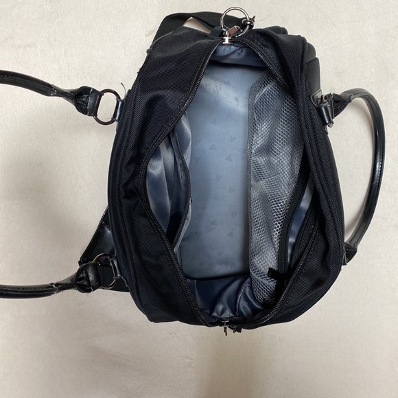 Travel in style! By GUESS - Picture 5 of 6